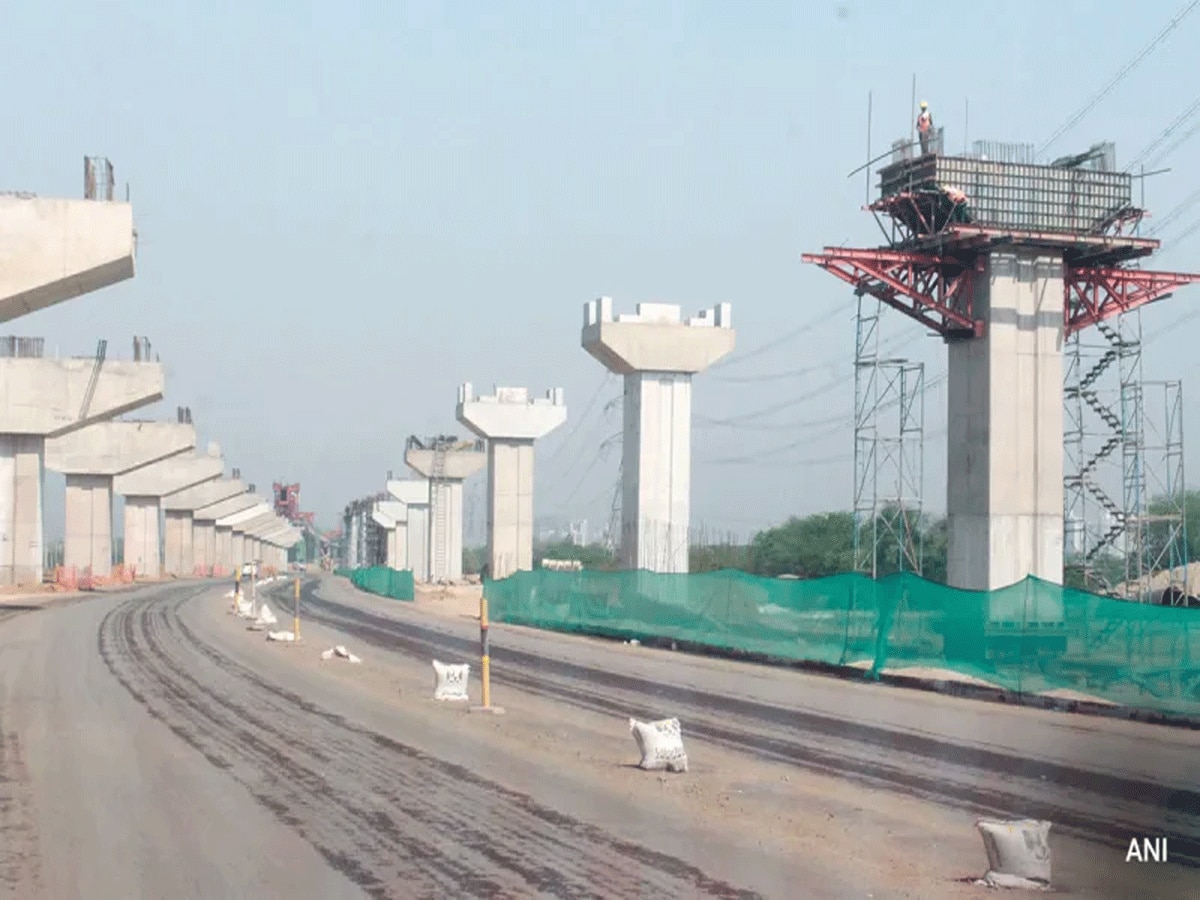 Dwarka Expressway: दिल्लीवासियों को मिलेगा ट्रैफिक से छुटकारा, जानें द्वारका एक्सप्रेस-वे की खासियत