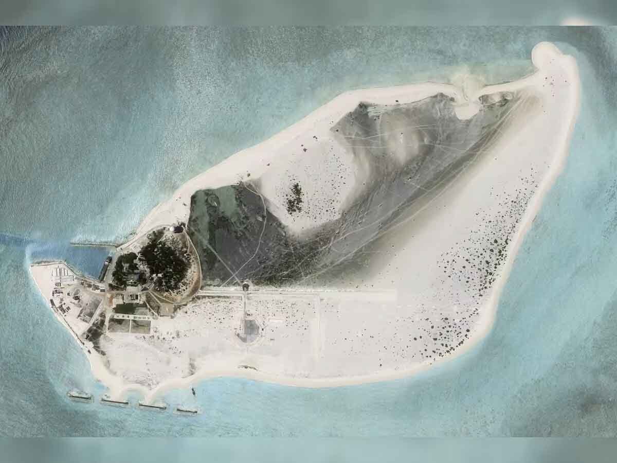 दक्षिण चीन सागर पर कब्जे की कोशिश, सैटेलाइट तस्वीरों से खुलासा, विवादित द्वीप पर रनवे बना रहा China