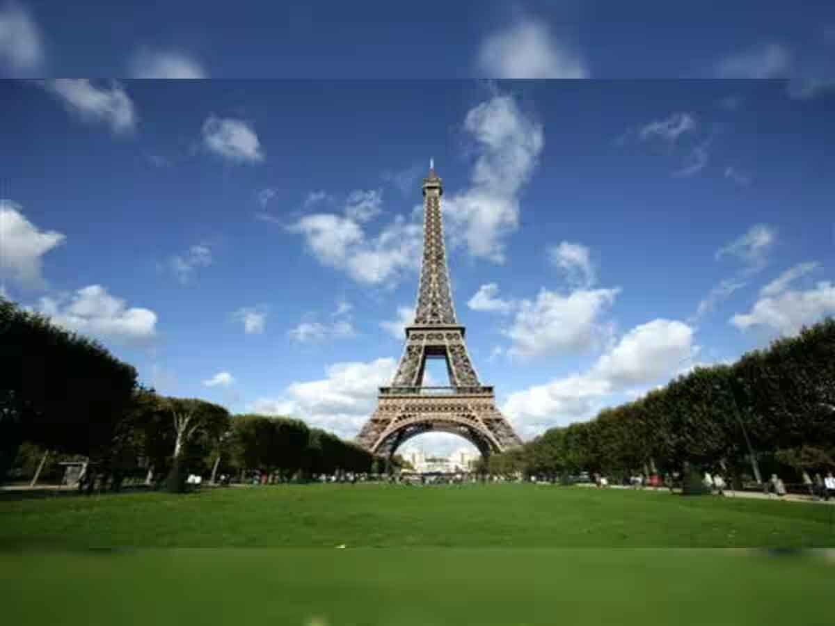 Eiffel Tower: सुबह-सुबह एफिल टावर पर चढ़ गया एक शख्स, पैराशूट बांधकर लगा दी छलांग और फिर...