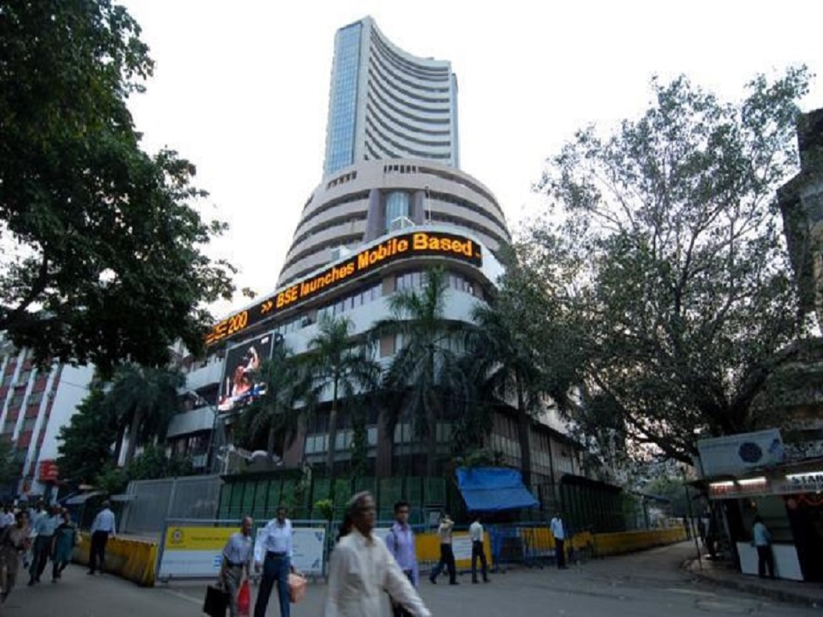 Sensex-Nifty लाल निशान में क्लोज, TCS के शेयर सबसे ज्यादा फिसले, RIL रहा टॉप गेनर