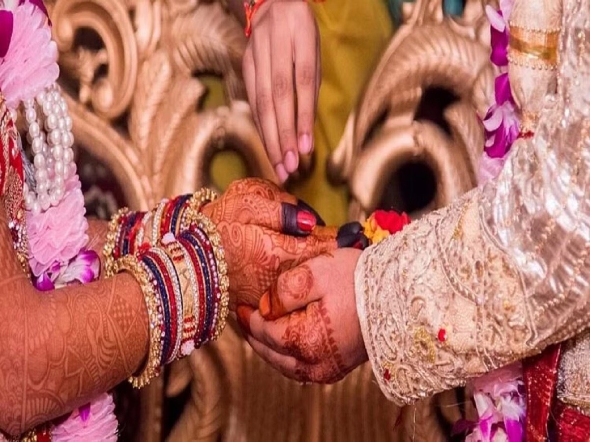 Jehanabad News: ना बाजा, ना बाराती, सावन महीने में शिव मंदिर में प्रेमी जोड़े ने रचाई शादी, दर्जनों लोग बने गवाह