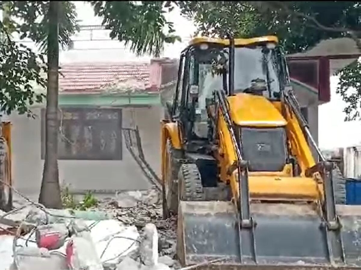 Kaushambi Bulldozer Photo