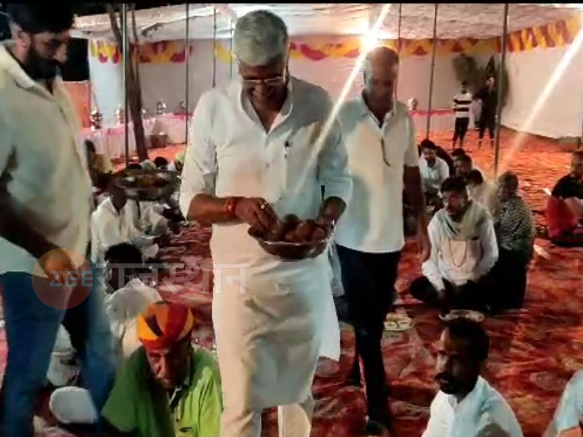 जैसलमेर: केन्द्रीय जल शक्ति मंत्री शेखावत का दो दिवसीय रामदेवरा दौरा,अपने हाथों से लोगों को परोसा भोजन