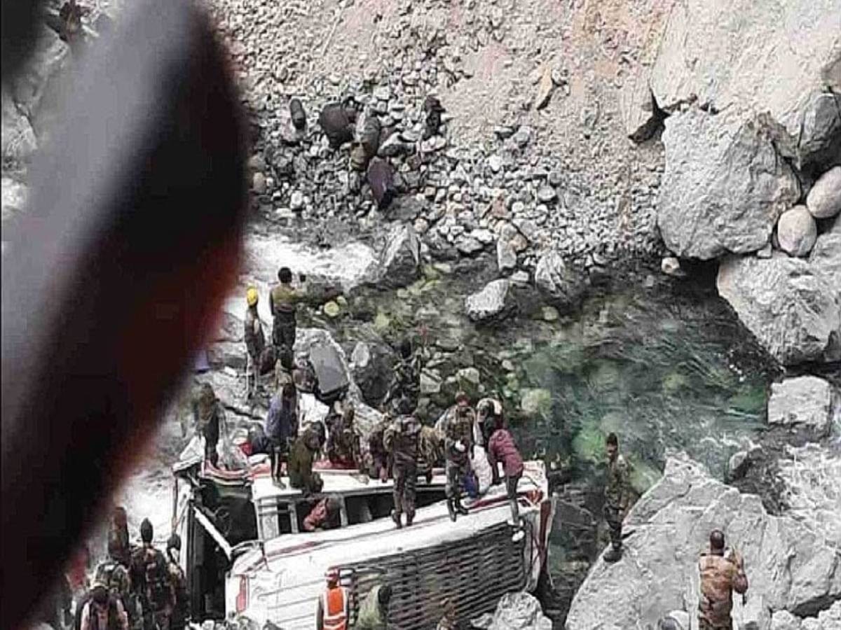 Ladakh Army Accident: भारतीय सेना की गाड़ी हादसे का शिकार, 9 जवानों की मौत, कई ज़ख़्मी