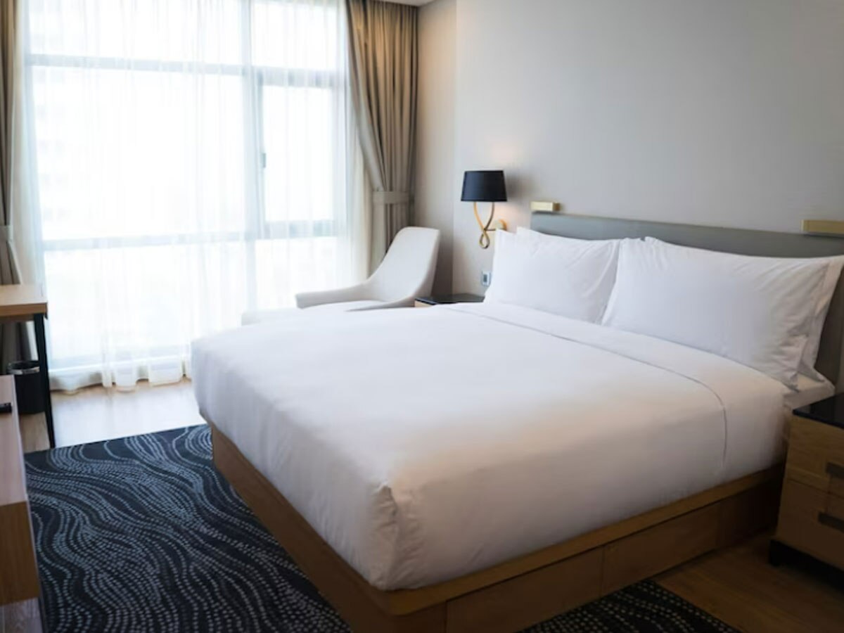 Hotel Rooms: महंगे होटल्स में क्यों बिछाई जाती है सफेद चादर? पीछे का राज जानकर दिमाग खुल जाएगा!