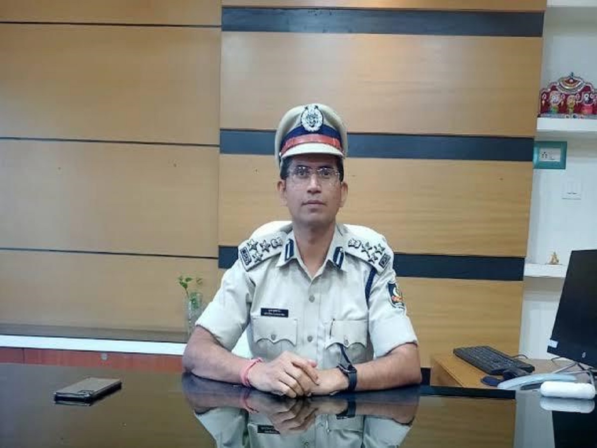 ମହିଳା ହୋମଗାର୍ଡଙ୍କୁ ନିର୍ଯାତନା ଦେବା ମାମଲାରେ ବଦଳି ହେଲେ ଅନୁଗୁଳ ଡିଆଇଜି, ଜାଣନ୍ତୁ ପୂରା ଘଟଣା ମହିଳା ହୋମଗାର୍ଡଙ୍କୁ ନିର୍ଯାତନା ଦେବା ମାମଲାରେ ବଦଳି ହେଲେ ଅନୁଗୁଳ ଡିଆଇଜି, ଜାଣନ୍ତୁ ପୂରା ଘଟଣା
