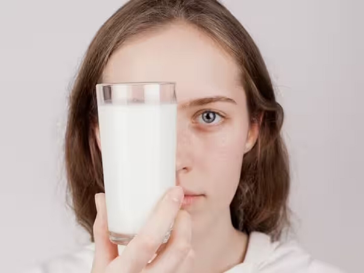 Raw Milk Benefits: डार्क सर्कल से लेकर मुंहासों तक कई समस्याओं का हल है कच्चा दूध, जानें इसके फायदे