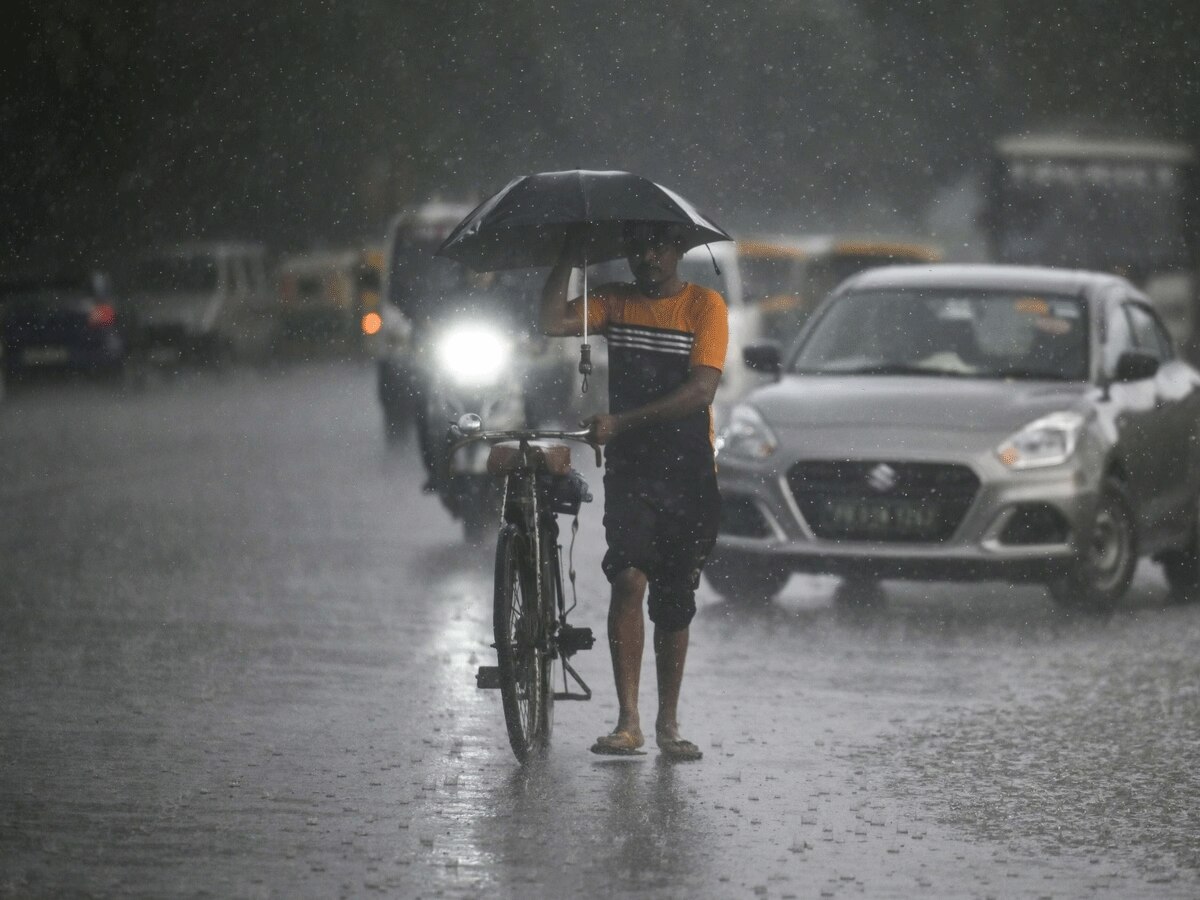 Delhi- NCR Live Update: दिल्ली-NCR समेत इन राज्यों में आज होगी मूसलाधार बारिश, IMD ने जारी किया रेड अलर्ट जारी