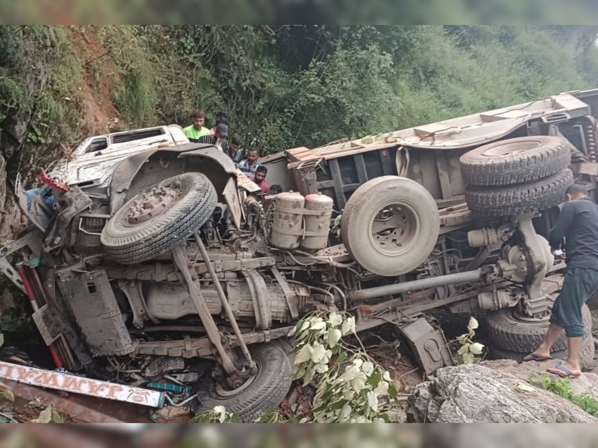 Udhampur Accident: उधमपुर में सड़क से फिसलकर खाई में गिरी डंपर, 3 की मौत
