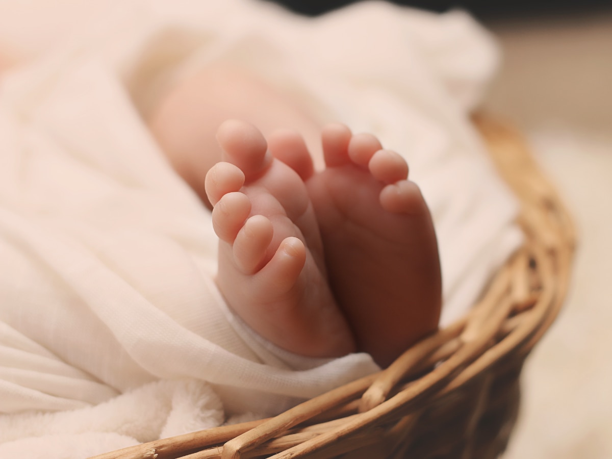 महिला ने चार पैरों वाली बच्ची को दिया जन्म, डॉक्टर हुए हैरान, लोगों ने बताया...
