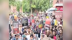JMI में नूंह हिंसा की मुख़ालेफ़त में मुज़ाहिरा; छात्रों ने बैनर लेकर किया प्रोटेस्ट