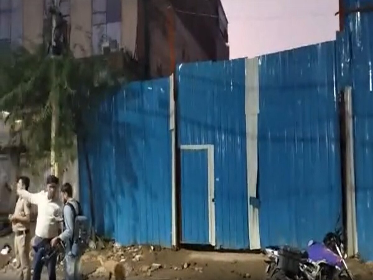 Delhi News: दिल्ली के ओखला में दीवार गिरने से दबे मजदूरों में से दो की हुई मौत, बचाव जारी