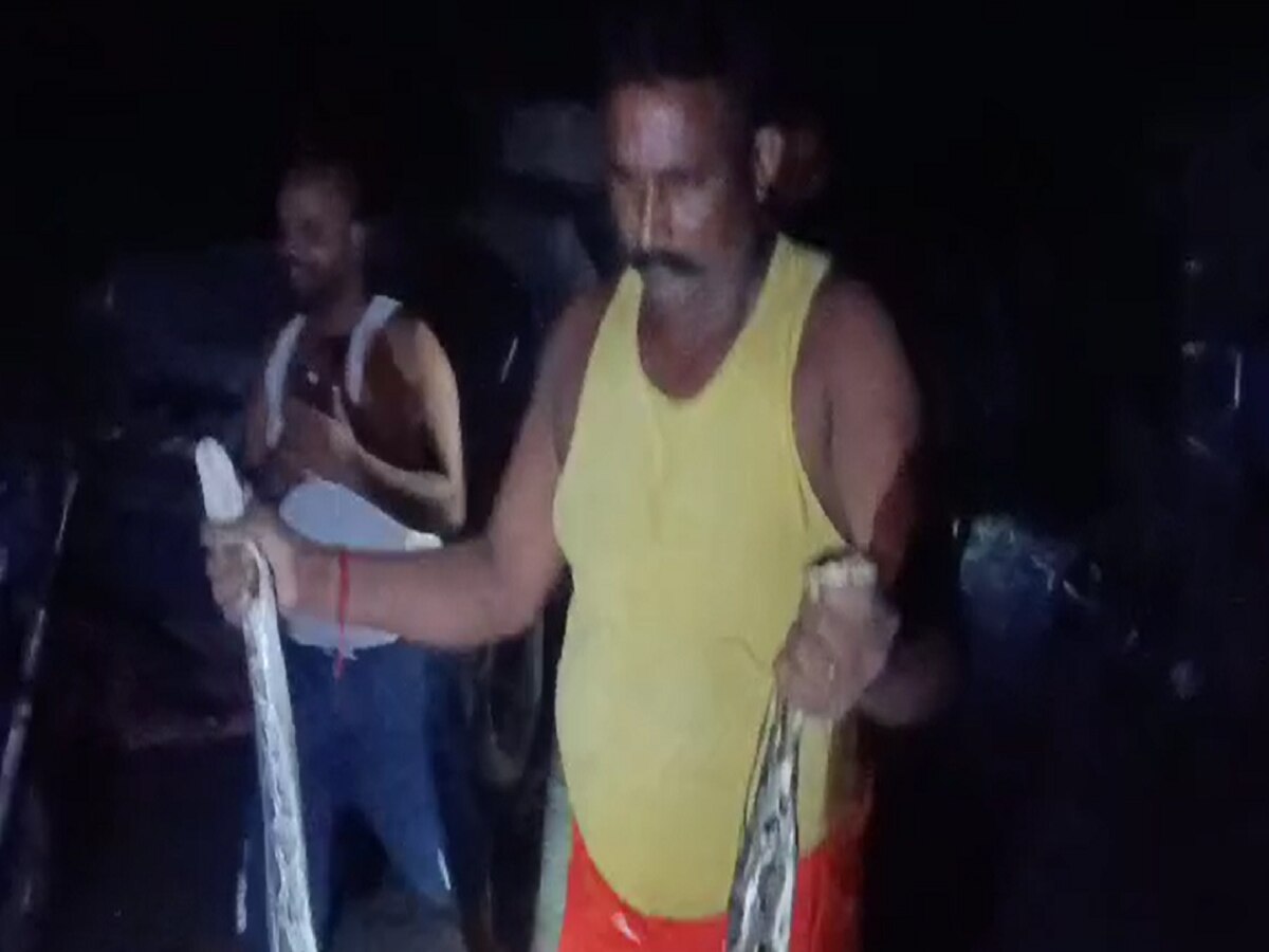 Bihar News: जंगल से निकलकर घरों में घुस रहे सांप, 14 फीट लंबे अजगर का किया गया रेस्क्यू