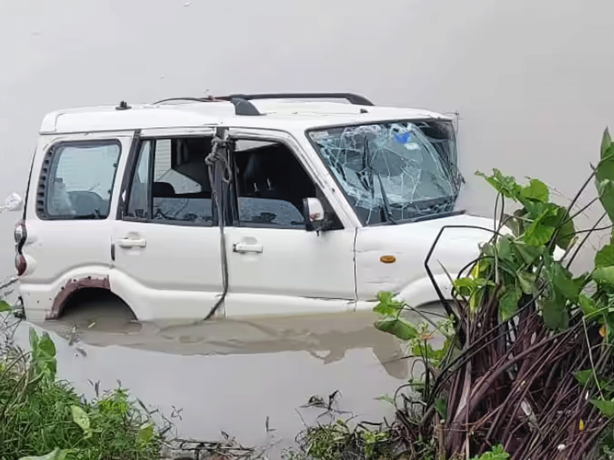 Bihar के किशनगंज में भ्रष्टाचार की बानगी: 10 फीट धंसी सड़क, स्कॉर्पियो समाई, बाल-बाल बचे लोग 7 Bihar News Uncontrollable Scorpio Fell Into Canal In Chhapra 5 Died On The Spot | छपरा में बेकाबू स्कॅार्पियो नहर में गिरी 5 की मौके पर हुई मौत | Hindi News, Zee Salaam ख़बरें