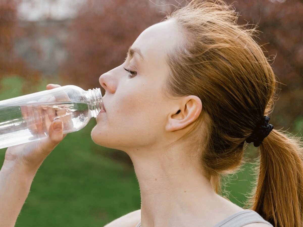बासी मुंह पानी पीना सही है? जानिए सेहत के लिए फायदेमंद है या नहीं 