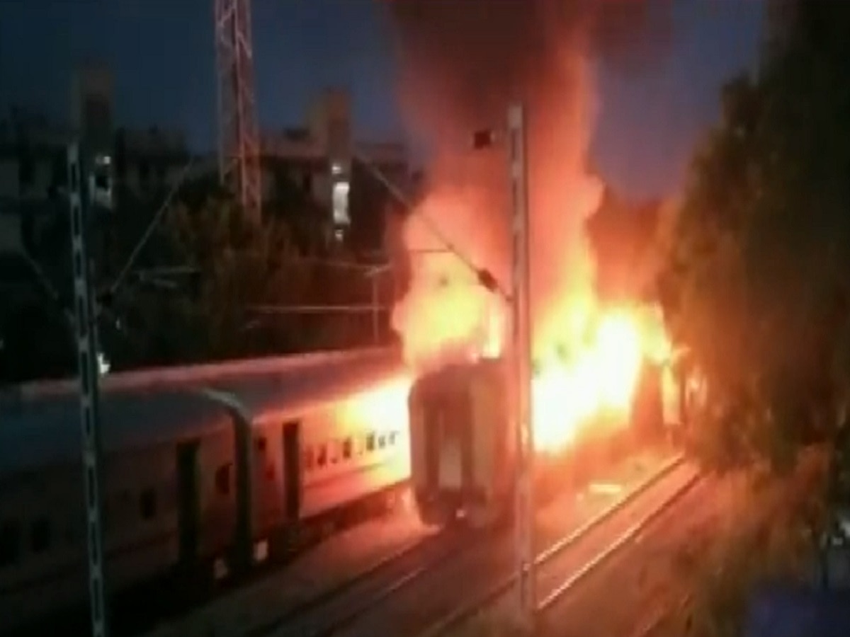 Madurai Train Fire: यात्री ट्रेन में अवैध तरीके से ले जा रहे थे गैस सिलेंडर, लगी भीषण आग; 9 यात्रियों की जलकर हुई मौत