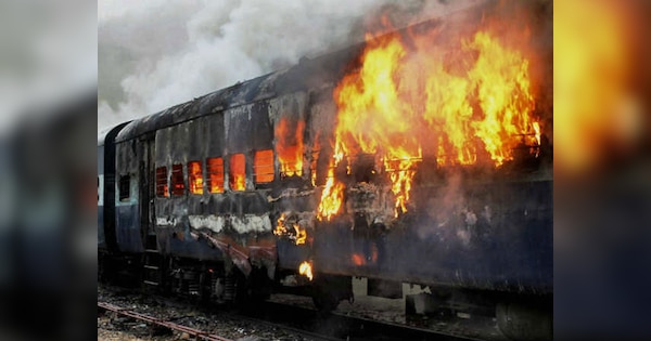 Train Fire: ଟ୍ରେନରେ ଭୟଙ୍କର ଅଗ୍ନିକାଣ୍ତ, ୧୦ ଜୀବନ୍ତ ଦଗ୍ଧ