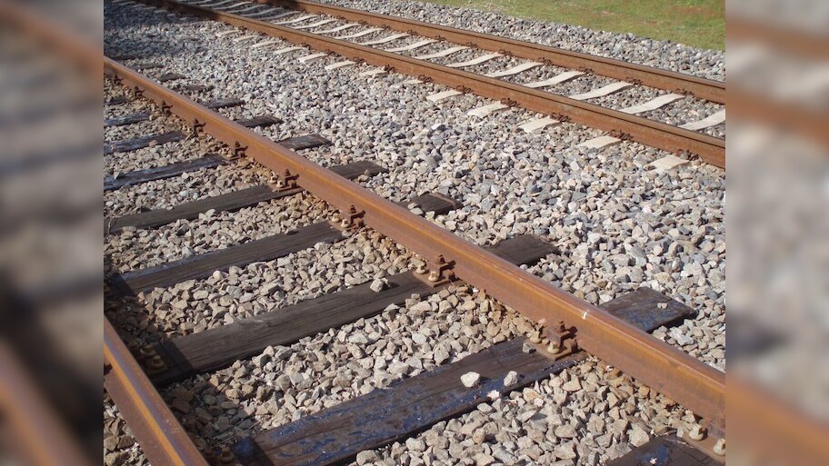 Railway Track Facts: କାହିଁକି ରେଳ ଧାରଣାରେ ବିଛା ଯାଇଥାଏ ମୁନିଆ ପଥର? କ'ଣ ରହିଛି ଏହା ପଛରେ ବୈଜ୍ଞାନିକ କାରଣ?