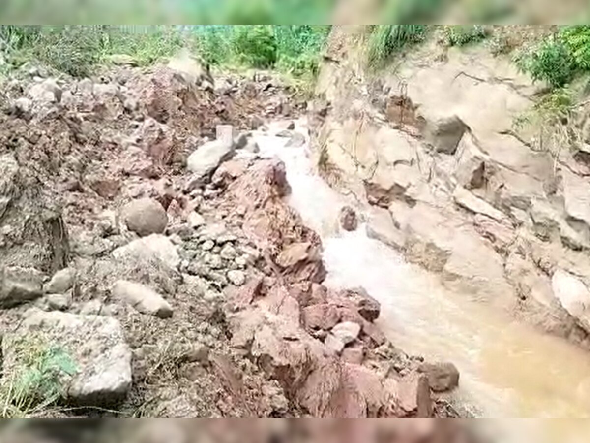 Nurpur News: नूरपुर में पहाड़ी खिसक कर गिरी खड्ड के बीचो-बीच,  इस वजह से मच सकती है बड़ी तबाही!