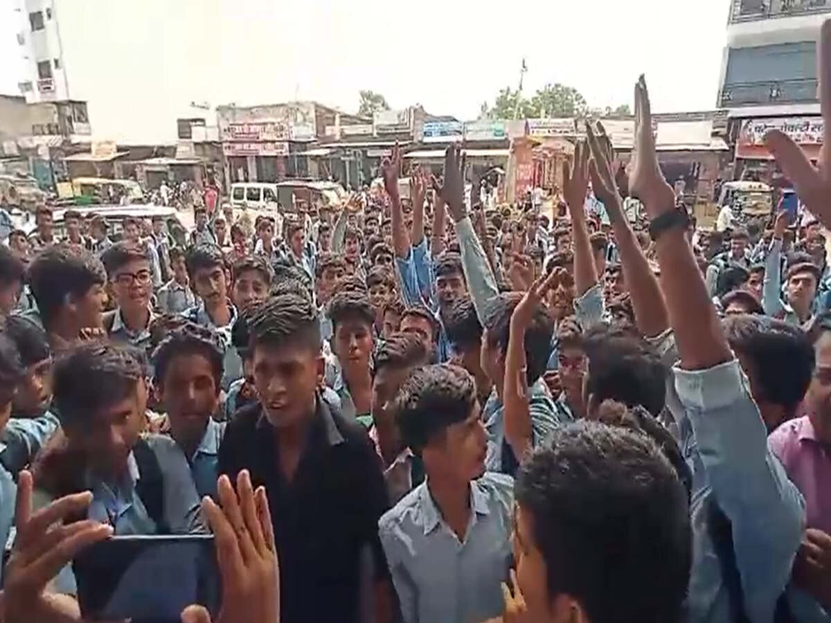  Sirohi News: महात्मा गांधी स्कूल में बढ़ा छात्रों का वोल्टेज, प्रधानाचार्य के खिलाफ किया प्रदर्शन