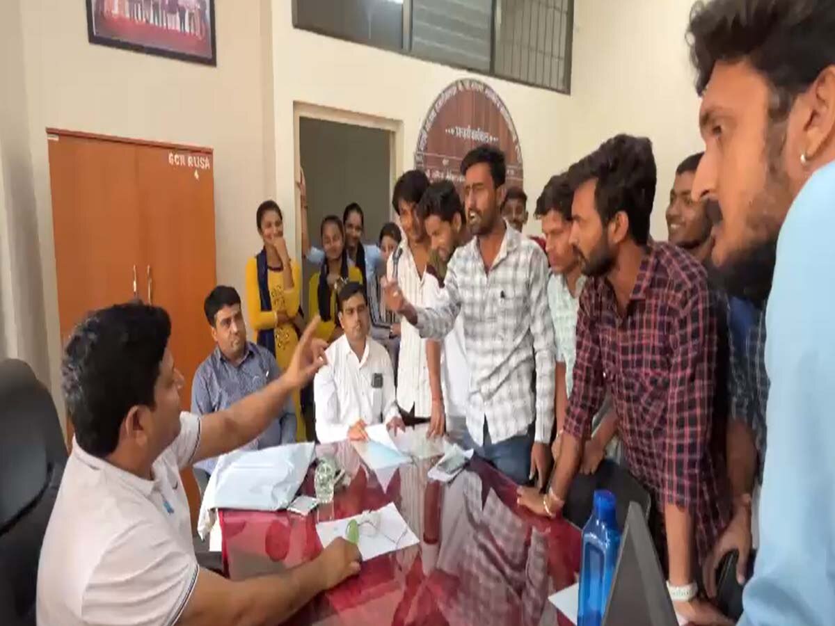 Sirohi News: सिरोही के इस कॉलेज में व्याख्याता की उठी मांग, छात्रों ने सौंपा ज्ञापन