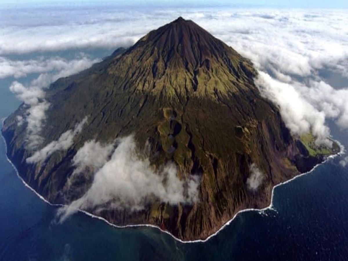 Tristan da Cunha: दुनिया से अलग-थलग यह गांव जन्नत की सैर कराता है, रहते हैं सिर्फ 250 लोग