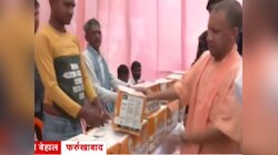 जब राहत सामग्री बांटने के पहले योगी ने चेक किया झोला, बाढ़ पीड़ितों के बीच सीएम योगी