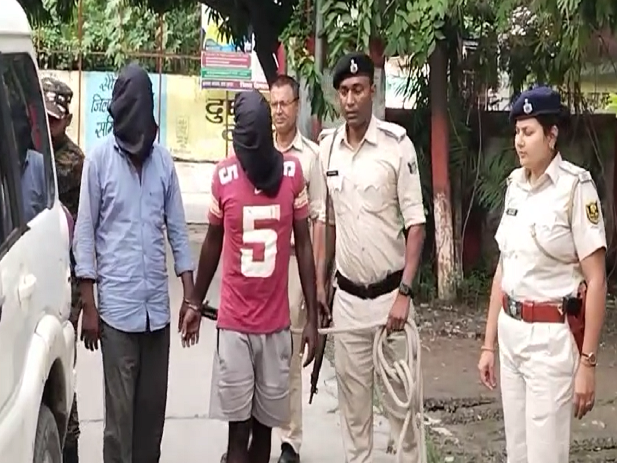 Bihar Police: कोल्ड ड्रिंक की आड़ में कर रहे थे शराब की तस्करी, पुलिस ने किया दो को गिरफ्तार Bihar Police: कोल्ड ड्रिंक की आड़ में कर रहे थे शराब की तस्करी, पुलिस ने किया दो को गिरफ्तार