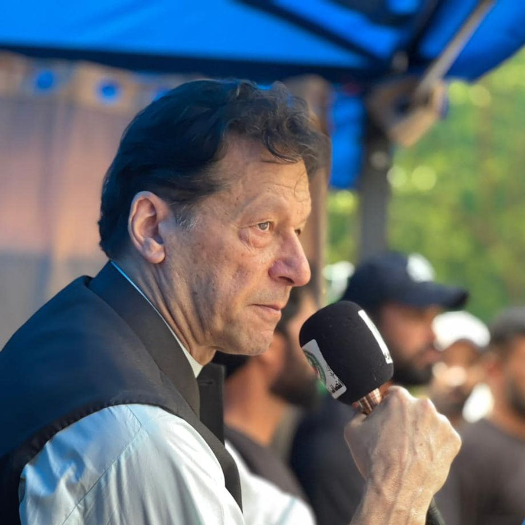 मुश्किलों में जूझते इमरान खान को पाकिस्तानी कोर्ट से राहत, देशद्रोह का मामला रद्द