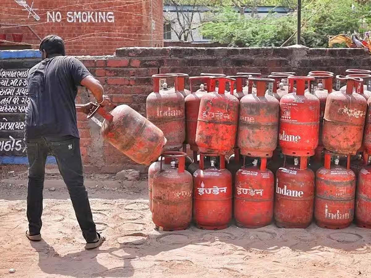 बड़ा फैसला! 200 रुपये कम हुए LPG सिलेंडर के दाम, इन लोगों को मिलेगा फायदा