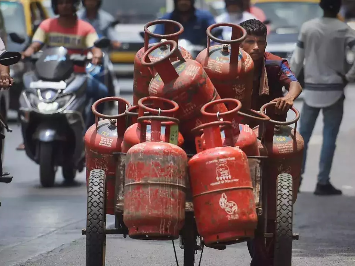 LPG Gas Cylinder Price reduced by 200 rs subsidy domestic gas 400 low pm modi decision