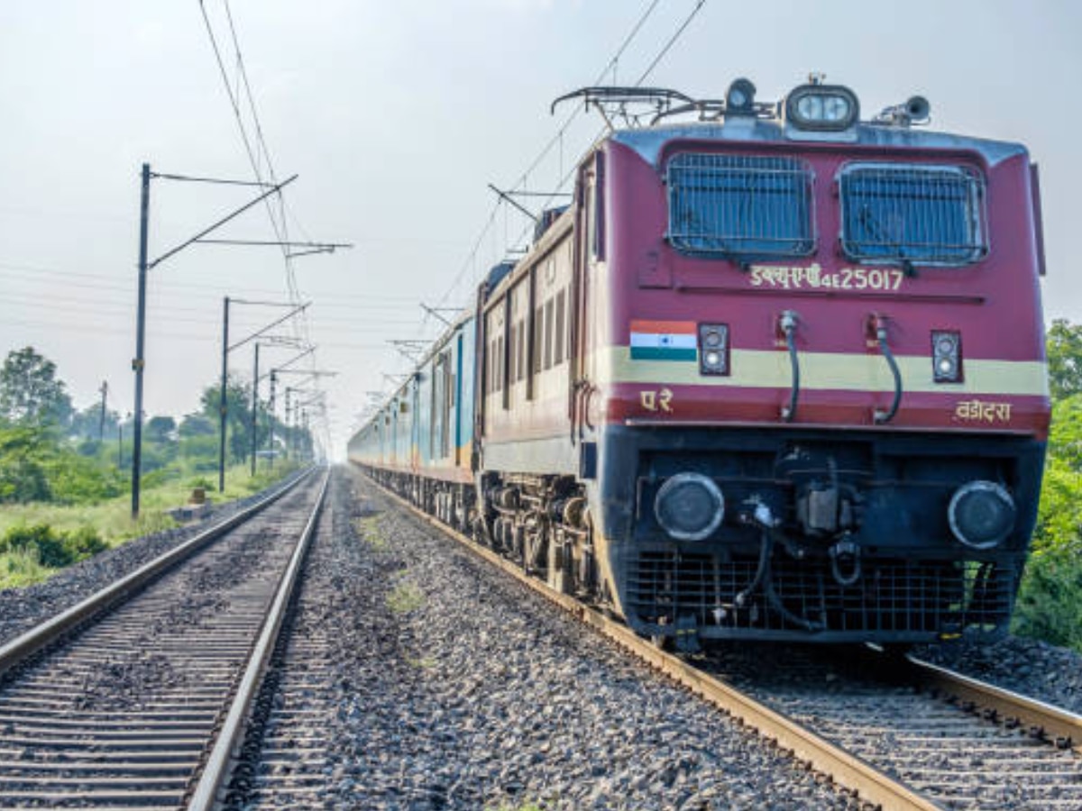 Indian Railway: रक्षा बंधन के दिन रेलवे ने बढ़ाई मुसीबतें! फिर रद्द हुई 24 ट्रेनें, देखें लिस्ट 