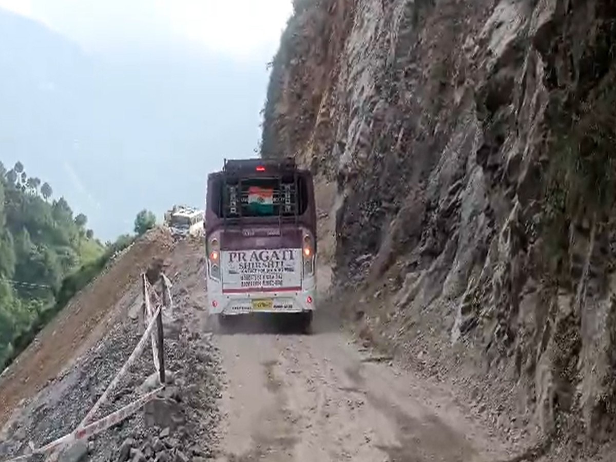 Himachal Pradesh News: हिमाचल प्रदेश में खतरनाक सड़कों पर धड़ल्ले से चलाई जा रहीं निजी बसें