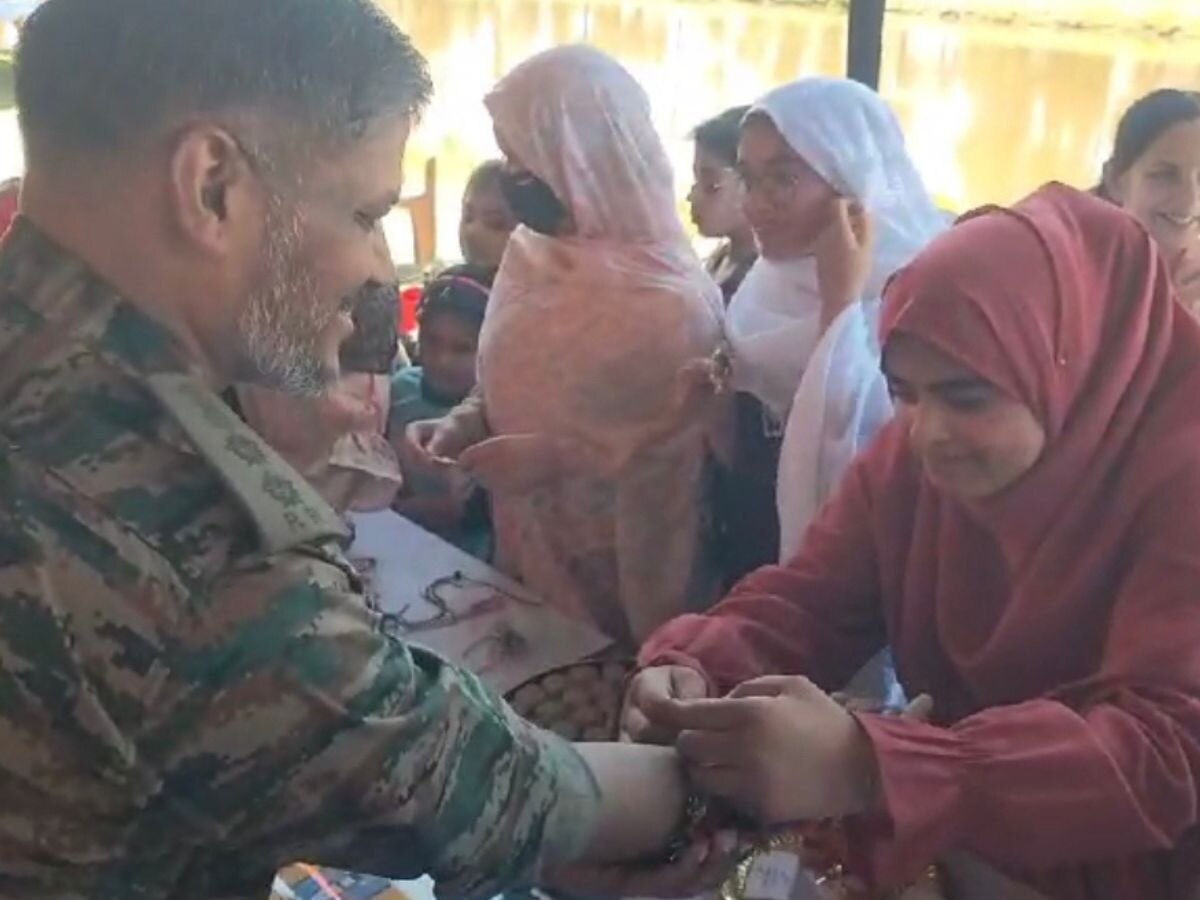 Raksha Bandhan Live: भारतीय सेना ने अनाथ लड़कियों के साथ मनाया रक्षा बंधन, किया ये वादा