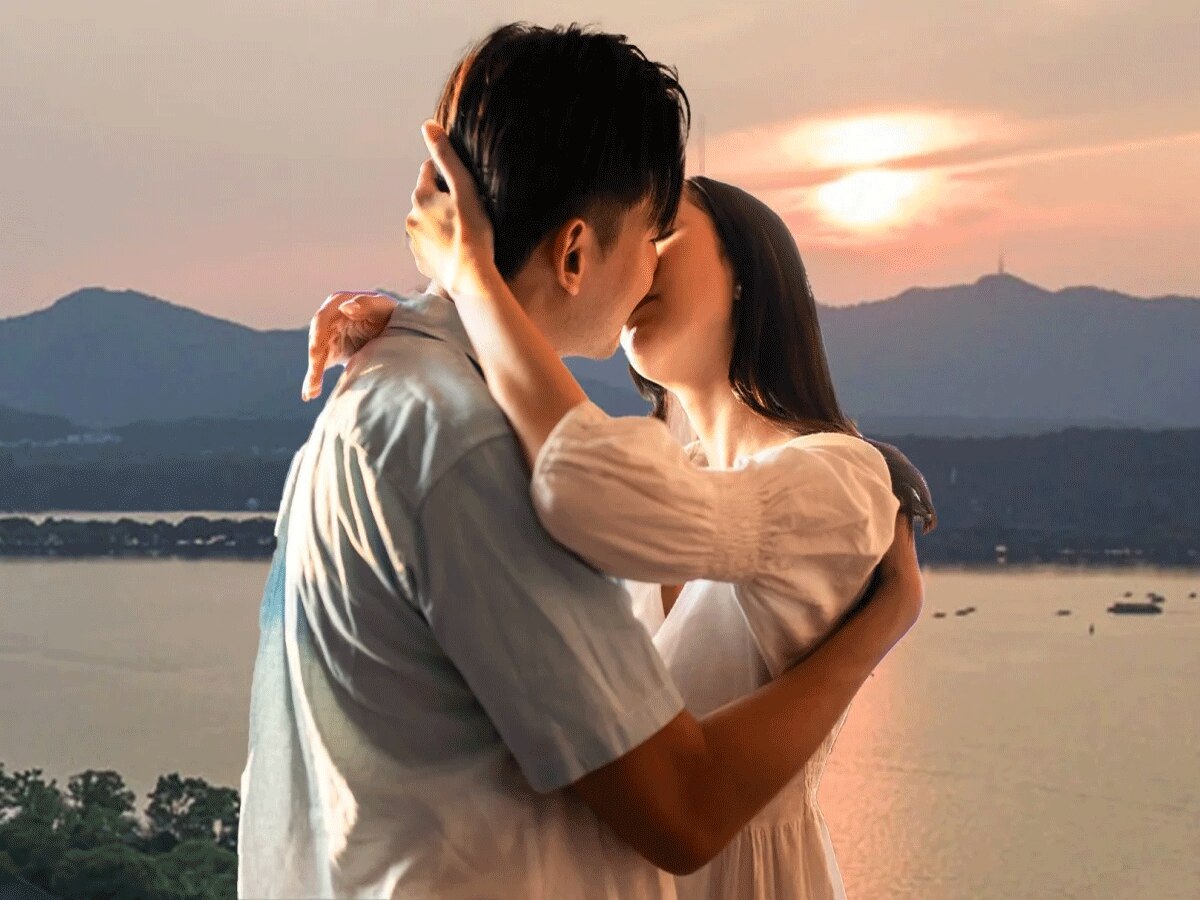 Weird Love Story: गर्लफ्रेंड को KISS करने से हो गया बहरा! फिर डॉक्टरों ने बताई ऐसा होने की वजह