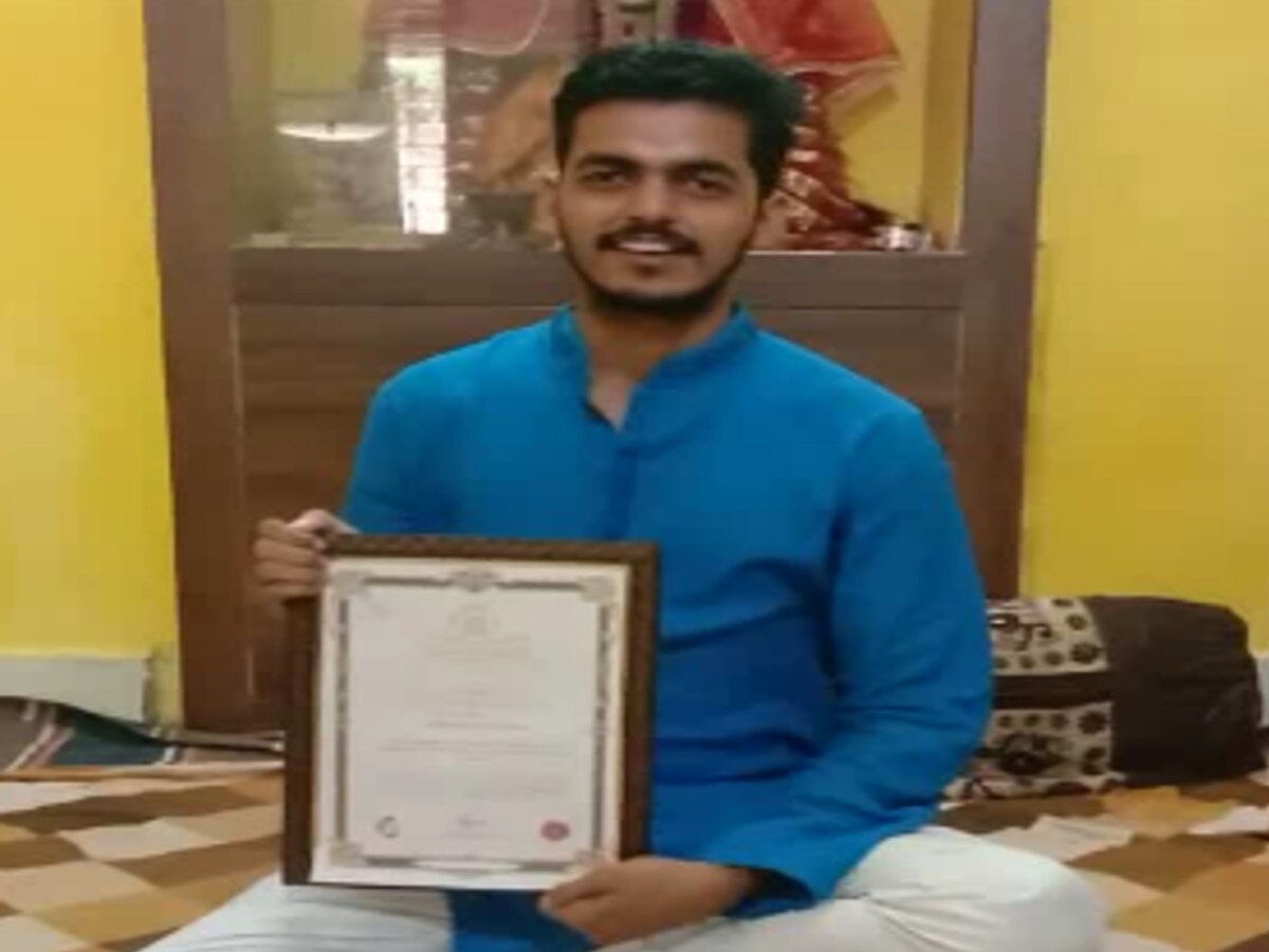 Mirzapur News: सिर पर इस कदर चढ़ा जूनून, तीन मिनट में कविता लिखकर बना डाला विश्व रिकॉर्ड