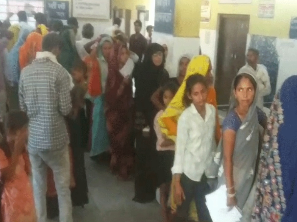 Karauli News: हिण्डौन में मौसमी बीमारियों का प्रकोप, 3000 मरीज प्रतिदिन उपचार के लिए पहुंच रहे