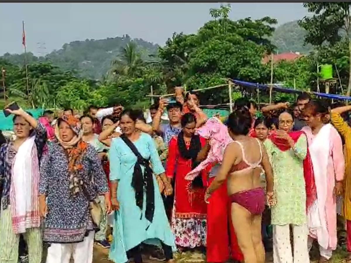 Assam News: घर तोड़ने आया बुल्डोजर तो कपड़े उतार खड़ी हो गईं  महिलाएं; फिर भी नहीं पसीजा प्रशासन 