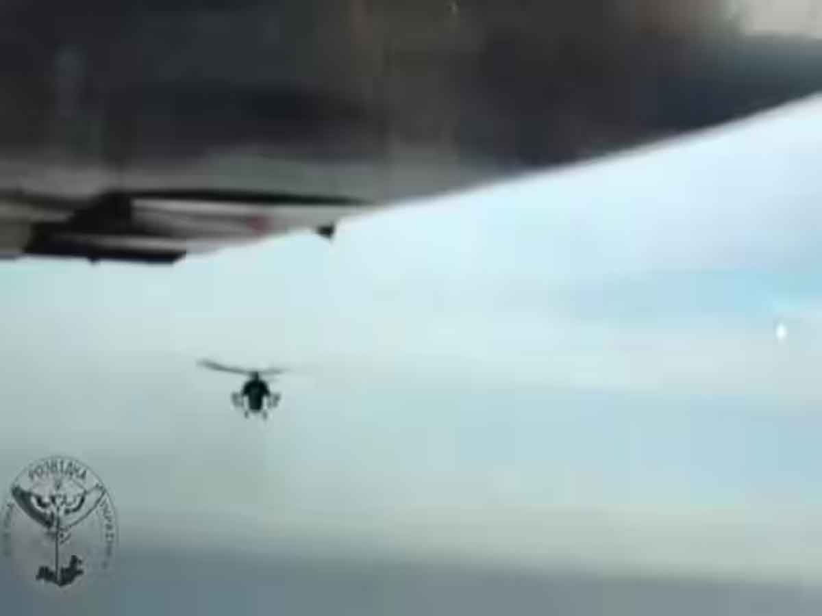 WATCH: यूक्रेनी ड्रोन के पीछे पड़ गए रूसी हेलीकॉप्‍टर, ओरिजिनल हवाई फाइट देखकर मुंह से निकलेगा- WOW