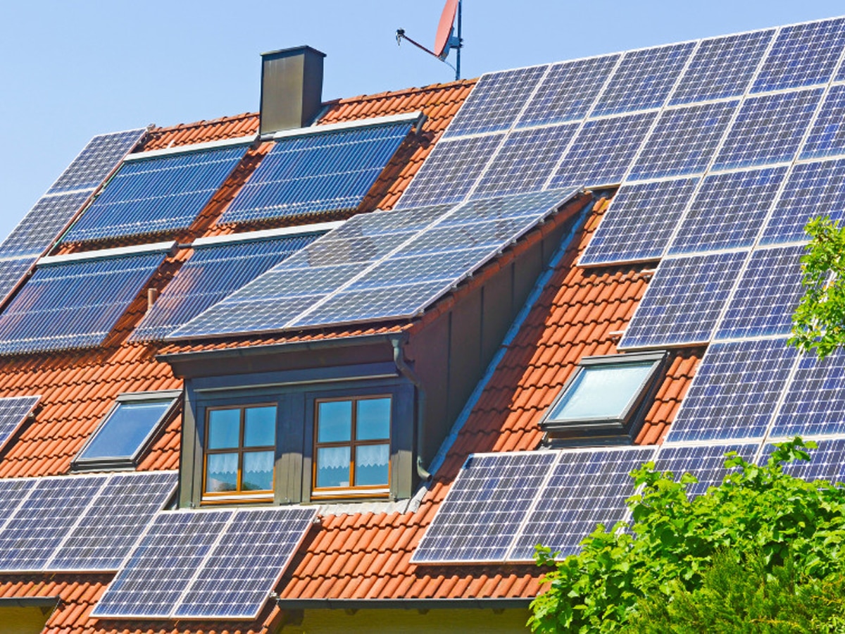 पूरे घर को Solar Panel से बिजली देने में कितना खर्च आएगा? इलेक्ट्रिक बिल से छुटकारा चाहिए तो जान लें आज ही 