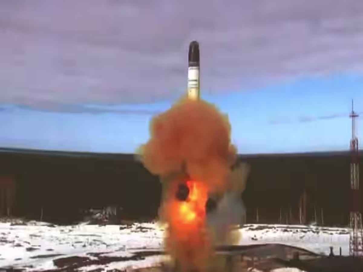 Russia ने परमाणु क्षमता से लैस सरमत मिसाइल युद्ध ड्यूटी पर की तैनात, पश्चिम क्यों कहता है इसे ‘शैतान-2’