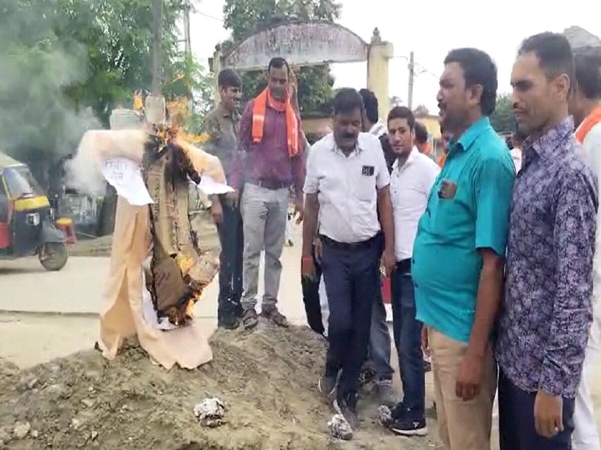 बिहार में शिक्षा विभाग द्वारा छुट्टियों में कटौती को लेकर भाजपा का विरोध प्रदर्शन, NH727 बेतिया गोरखपुर मुख्य सड़क को किया जाम