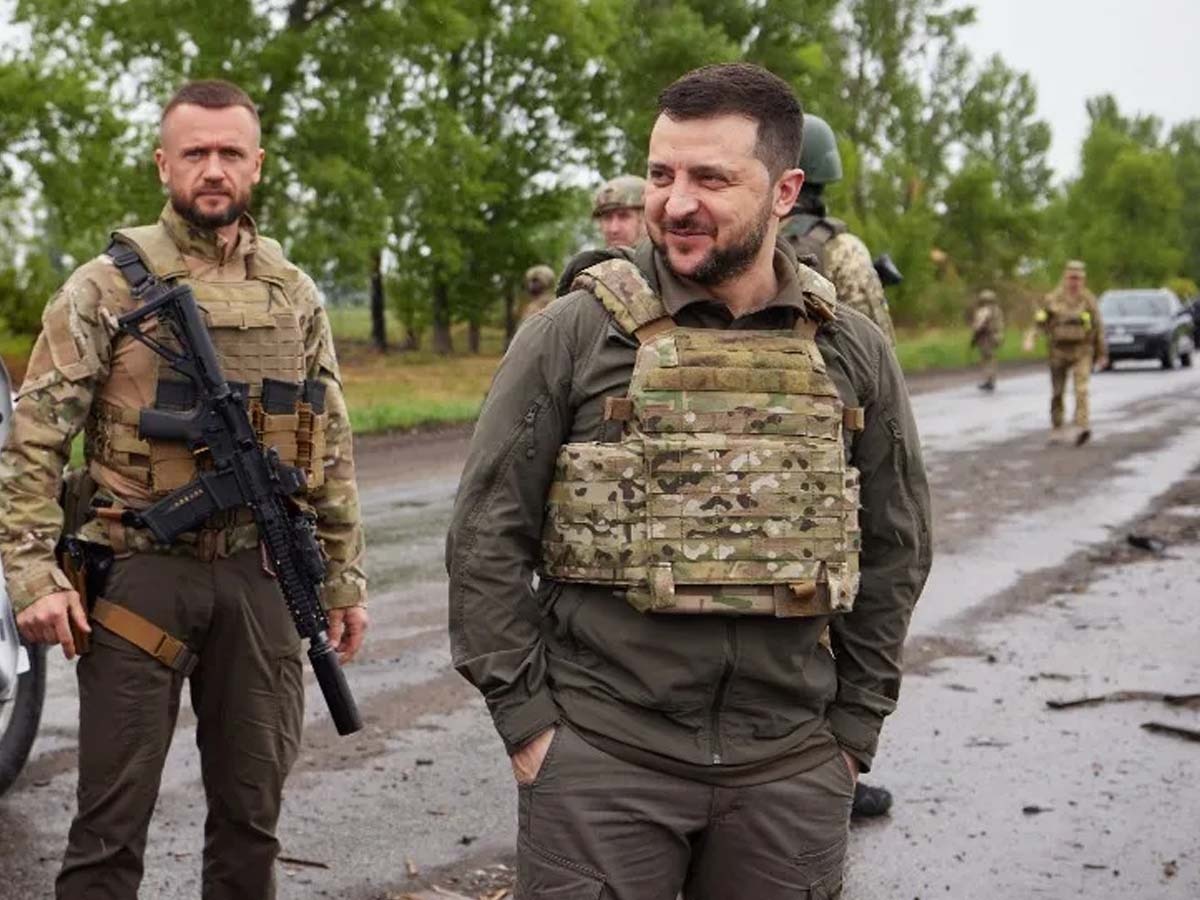 Russia Ukraine War: रूस से युद्ध के बीच यूक्रेनी राष्ट्रपति ने अचानक लिया बड़ा फैसला, देशवासी समेत दुनिया हुई हैरान