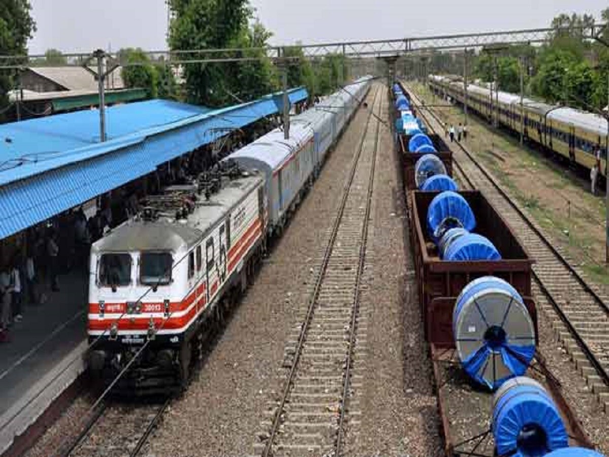 Railway Stock: रॉकेट की स्पीड से भाग रहा रेलवे का ये शेयर, एक साल में 200 फीसदी से ज्यादा बढ़ा