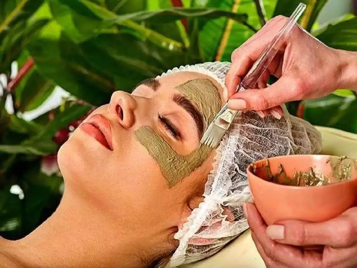 Lifestyle news benefits of multani mitti for glowing face | इस तरह चेहरे पर  लगाएं मुल्तानी मिट्टी, 7 दिन में सुधर जाएगी रंगत | Hindi News,