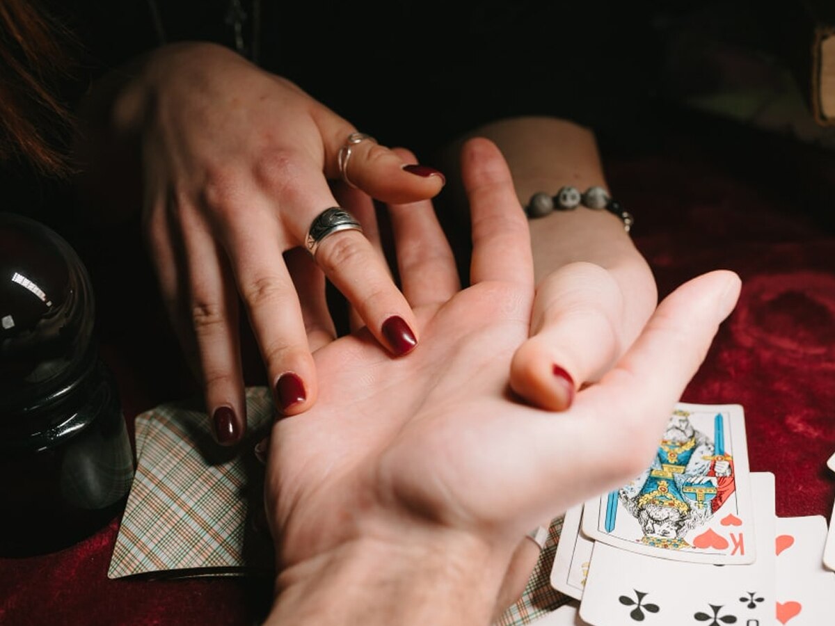 Palmistry: हाथ में हो इनमें से एक भी चिह्न तो मिलती है दुनिया की हर खुशी, आलीशान जिंदगी 