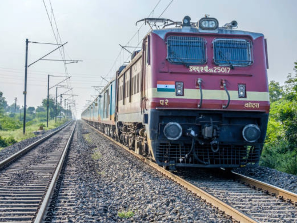 यात्रीगण ध्यान दें..! ट्रेन के गेट पर गुटखा थूकने पहुंची महिला, तभी हो गया कांड; आप तो नहीं करते ऐसा