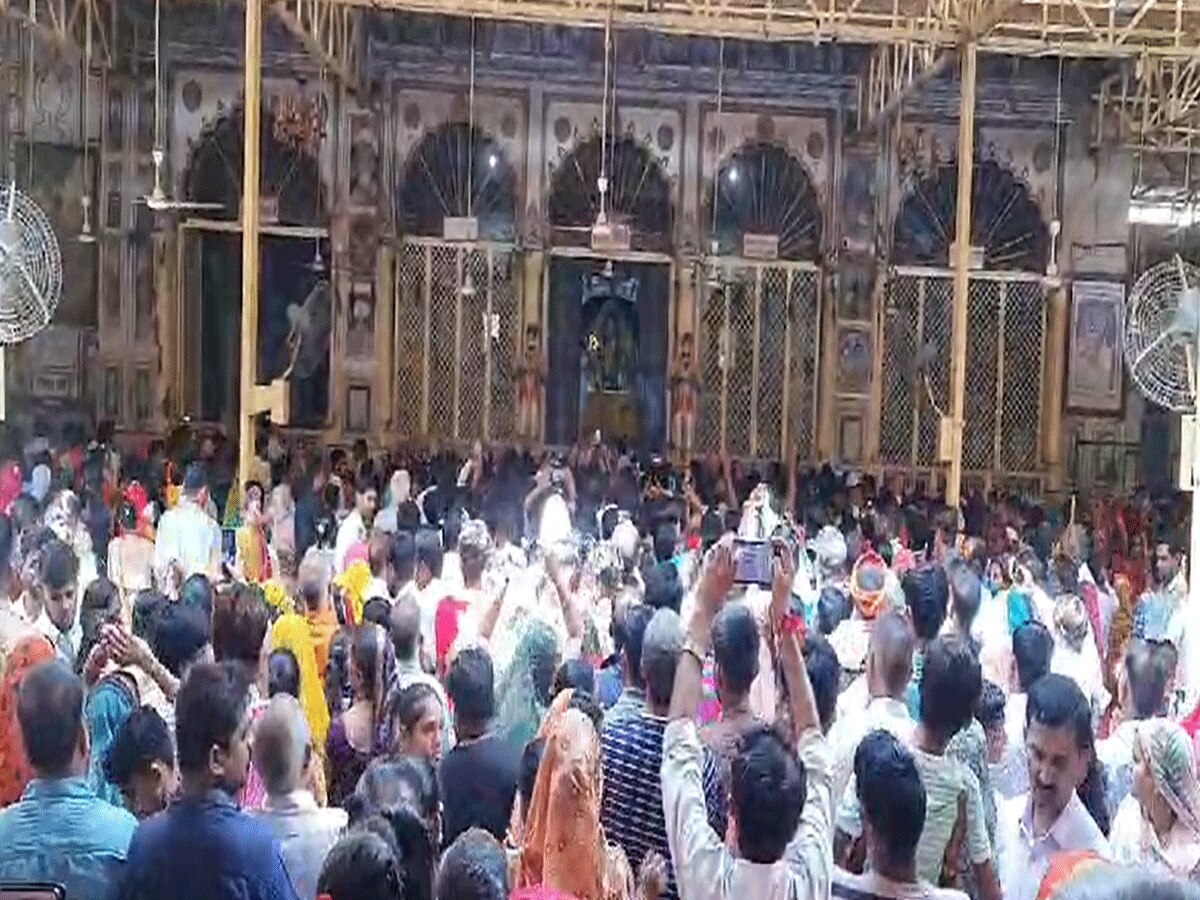 Krishna Janmashtami 2023 Crowd Of Devotees Gathered In Madan Mohan Ji