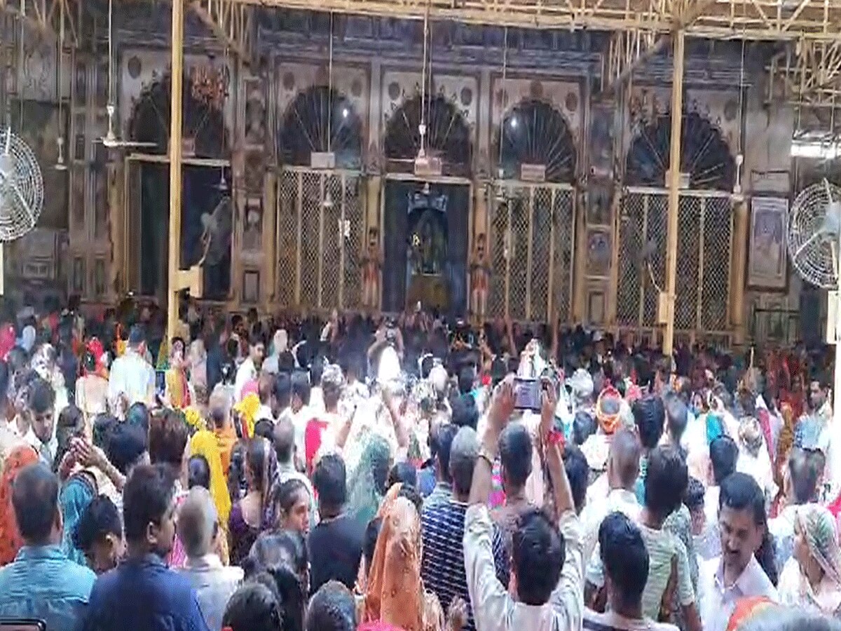 Krishna Janmashtami 2023: कृष्ण जन्माष्टमी पर मदन मोहन जी मंदिर में श्रद्धालुओं की लगी भीड़, सुरक्षा व्यवस्था को लेकर मंदिर ट्रस्ट के विभिन्न इंतेजाम