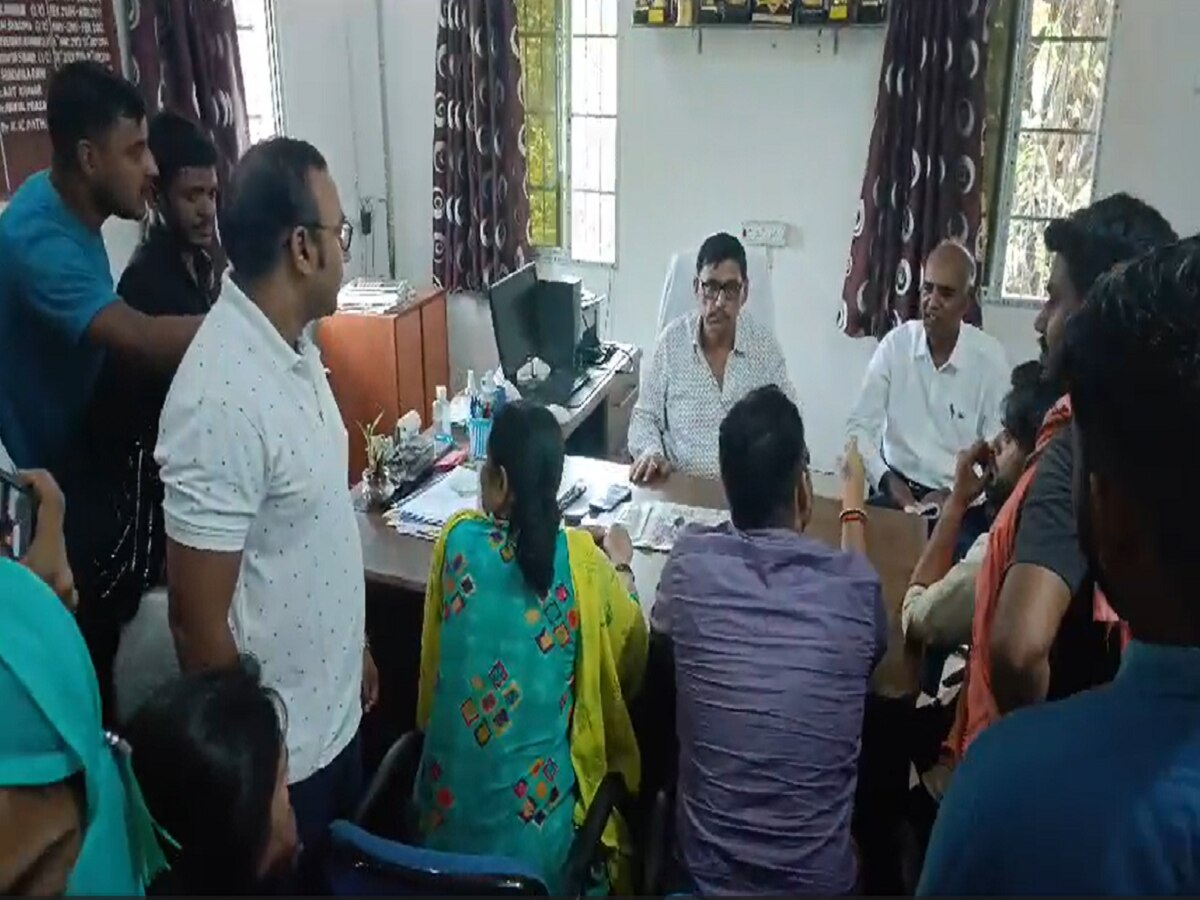 Jharkhand News: गुरु दक्षिणा में प्रोफेसर साहब ने छात्रा से मांगी ‘प्यार वाली मिठाई’, छात्रों ने कर दी धुनाई